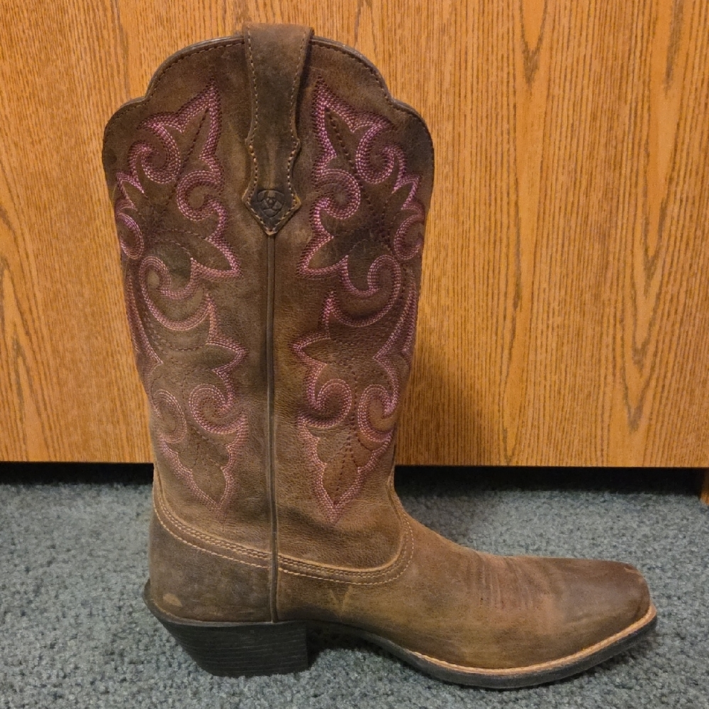‼️WORN ONE TIME‼️Ariat Women's 8.5B Med. Brown w/pink stitching. Square toe. - Picture 5 of 16